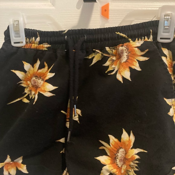 Juniors Size Small Forever 21 Black and Yellow Sunflower Shorts - Picture 7 of 7